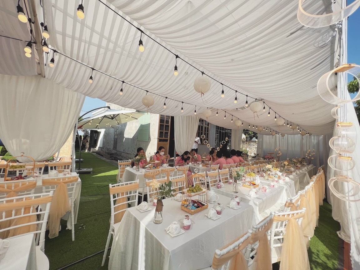 Nhà rạp sử dụng ghế Tiffany/ Chiavari nhựa